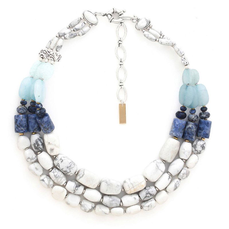 Колье Nature Bijoux из белых и синих натуральных камней и перламутра, студийная товарная фотография для каталога ROSONE.RU.