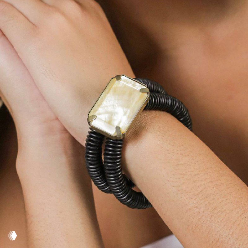 Браслет Nature Bijoux с крупной прямоугольной вставкой и оплёткой из кожи — детальное фото аксессуара для каталога магазина.