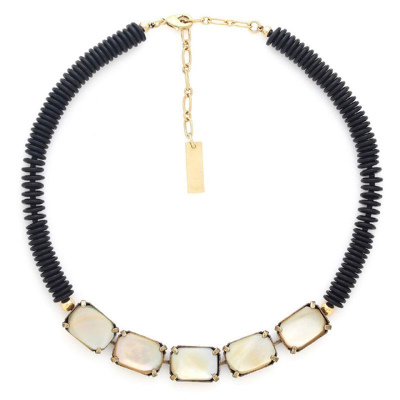 Ожерелье Nature Bijoux с перламутровыми прямоугольными вставками на черной шнуровой основе — товарная фотография.