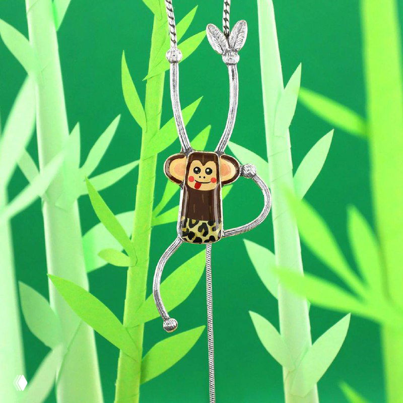 Подвеска TARATATA с изображением обезьянки на тонкой цепочке, яркая эмаль и аккуратная фурнитура для летних образов.