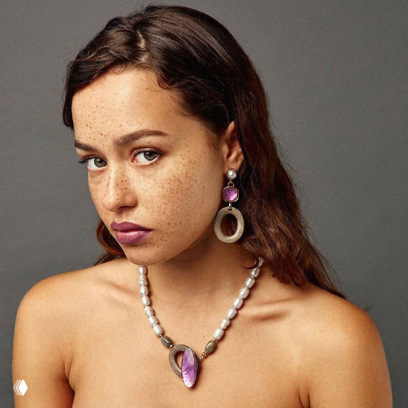 Модель в колье и серьгах Nature Bijoux: сочетание жемчуга и камня на рекламной фотосессии коллекции бренда для ROSONE.