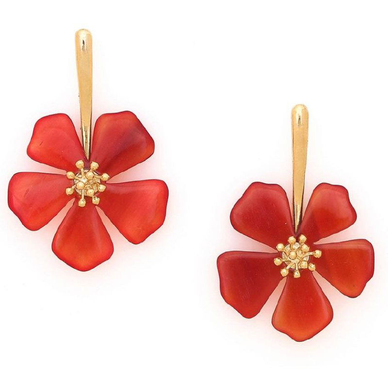 Красные цветочные серьги Nature Bijoux на белом фоне — крупный план конструкции и эмалированной отделки, фото товара.