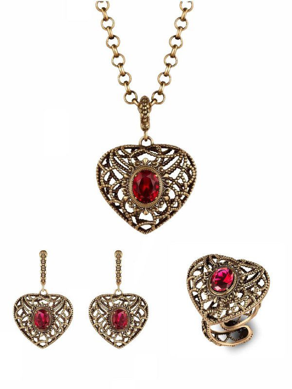Комплект из золотистого кулона‑сердца с центральной красной вставкой и соответствующие серьги и кольцо, представление украшения на белом фоне.