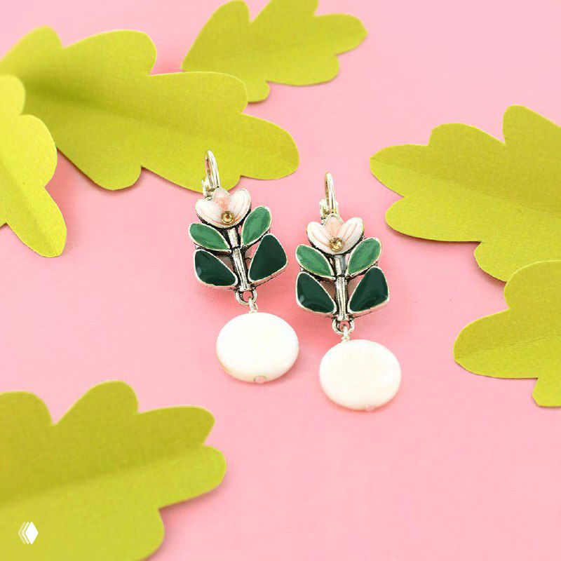 Серьги TARATATA в виде листьев с белыми подвесками — тонкая эмаль, лёгкий и свежий аксессуар для летнего образа.