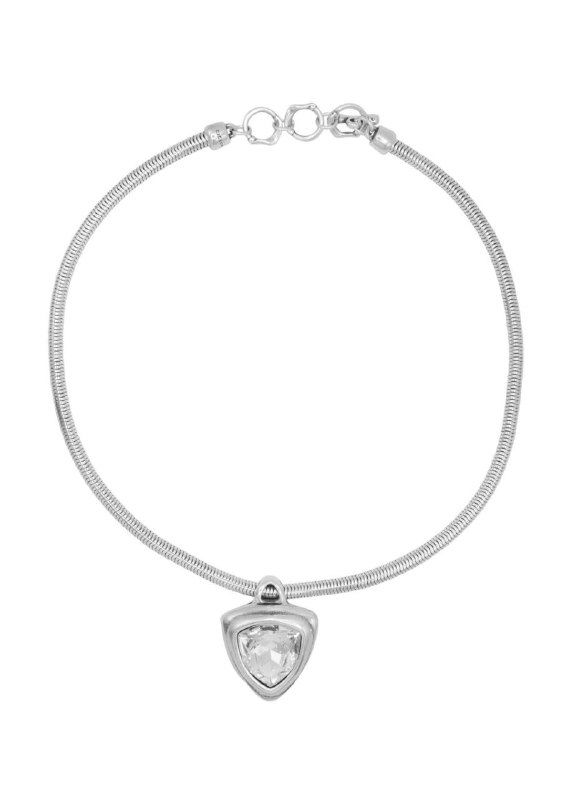 Крупный план серебристого колье с треугольным подвесом из коллекции AMARRE от Ciclon на белом фоне, товарное фото.