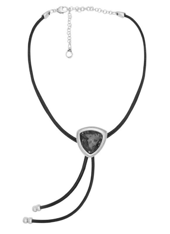 Чёрный шнур с крупным треугольным подвесом из коллекции AMARRE от Ciclon на светлом фоне, товарный кадр аксессуара.