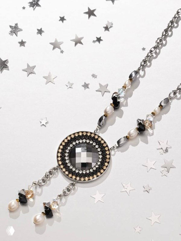 Украшение: подвеска и цепочка с комбинированными кристаллами Swarovski и декоративными элементами на светлом фоне с мерцающими звёздами.