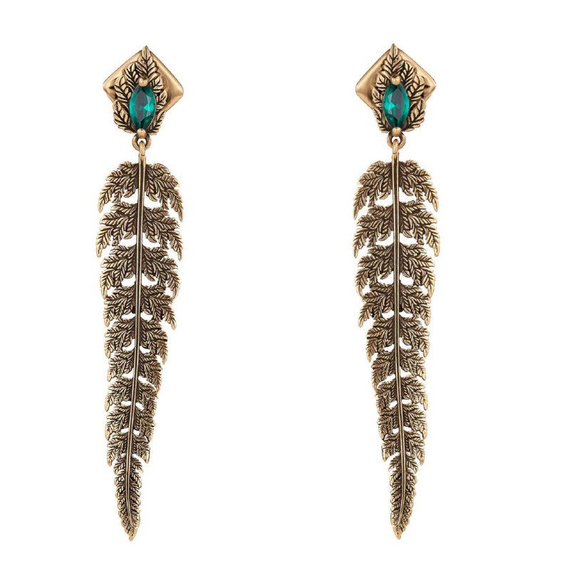 Длинные золотистые серьги Fiore di Firenze с филигранными листовыми узорами и зелёными вставками, крупный план изделия на белом фоне, акцент на текстуре.