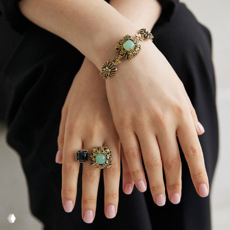 Модельная фотография: браслет и два кольца Fiore di Firenze на женских руках, нежный и весенний образ с акцентом на сочетание украшений и нюдовый маникюр.