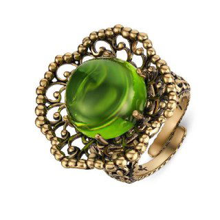 Кольцо Fiore di Firenze с крупным круглым зелёным стеклянным кабошоном в ажурной оправе в ретро-стиле, золотистая патина и детальная текстура металла на белом фоне.