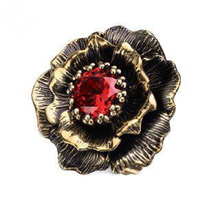 Брошь в виде раскрытого цветка Fiore di Firenze с крупным красным кристаллом в центре и золотистыми лепестками, фото показывает рельеф и фактуру изделия.