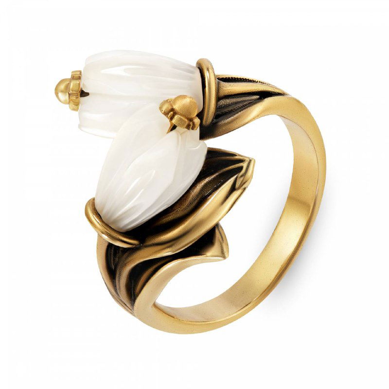 Кольцо Fiore di Firenze с белыми цветочными элементами и золотистой оправой, перламутровые детали и утончённый дизайн, крупный план на нейтральном фоне.