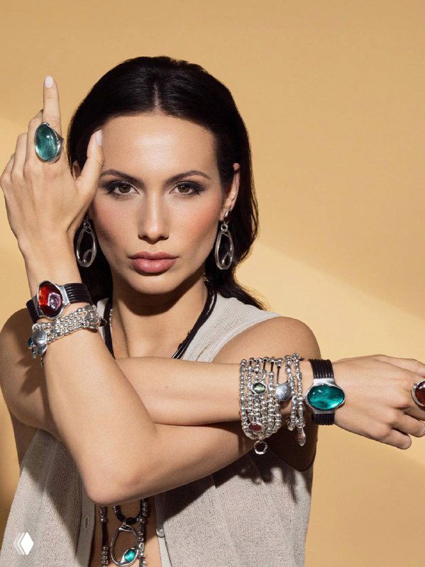 Портретная съёмка модели с браслетами и кольцом Ciclon: разнообразие украшений с муранским стеклом, элегантная бижутерия в студийной подсветке