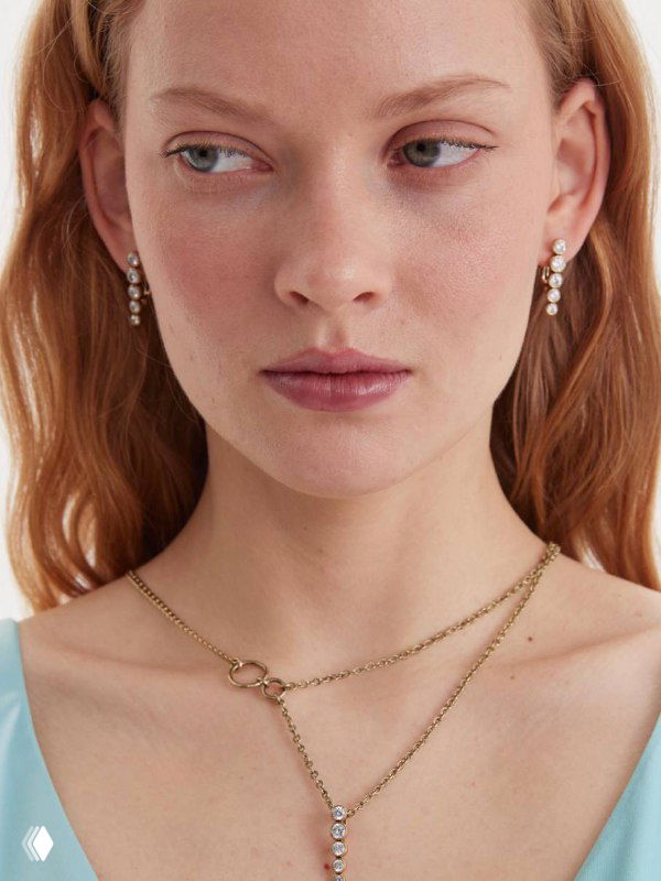 Портрет модели с серьгами и двойным ожерельем Fiore di Firenze; студийная съёмка, акцент на деталях украшений, фото каталога Rosone.