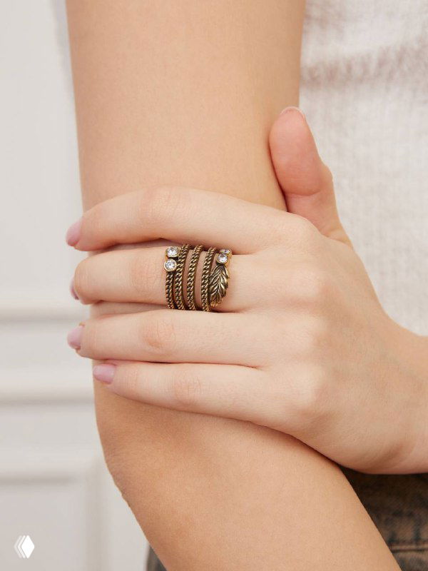 Крупный план руки с несколькими кольцами Fiore di Firenze в каталожной съёмке; текстура металла и инкрустация камнями видно чётко, фото для витрины Rosone.