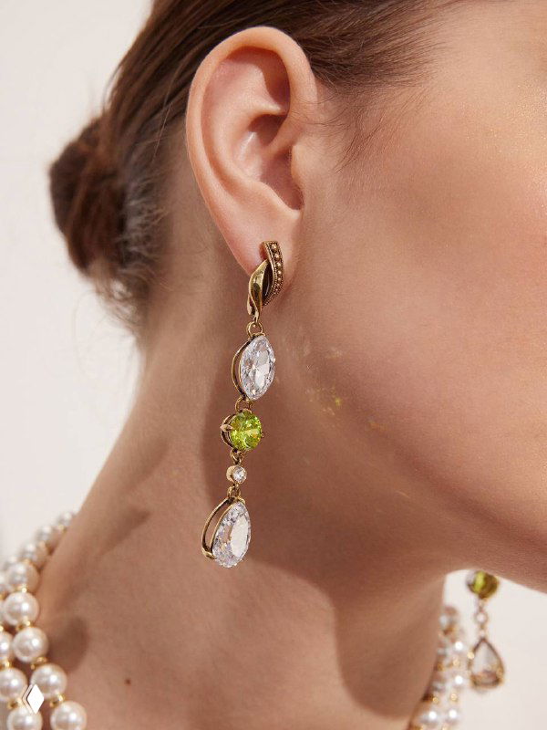 Крупный план висячих серьг Fiore di Firenze с прозрачными и зелёными вставками; студийная фотосъёмка каталога, акцент на огранке и дизайне.