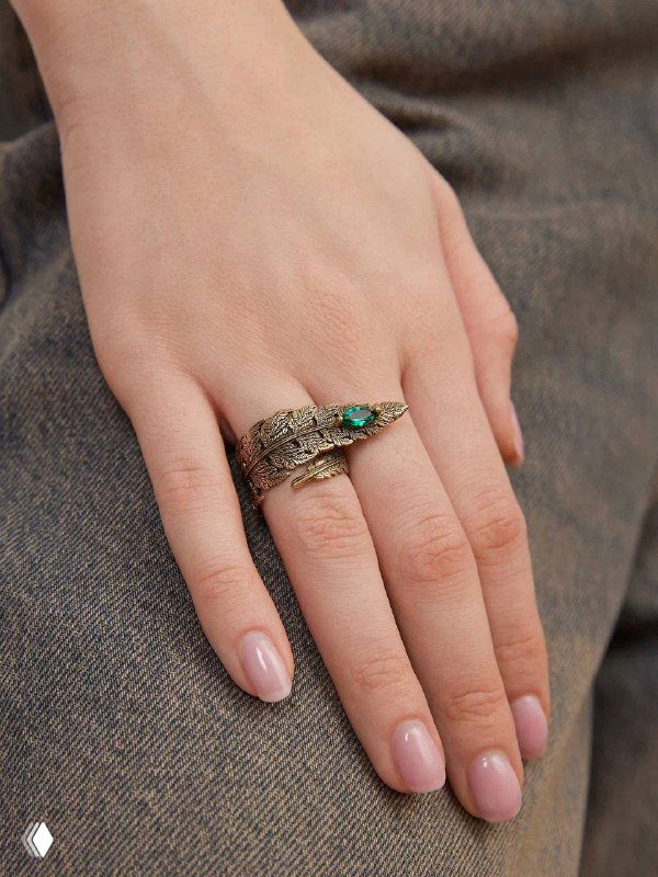 Крупный план пальца с массивным кольцом Fiore di Firenze; студийная съёмка подчёркивает орнамент и вставку, фото для онлайн-каталога Rosone.