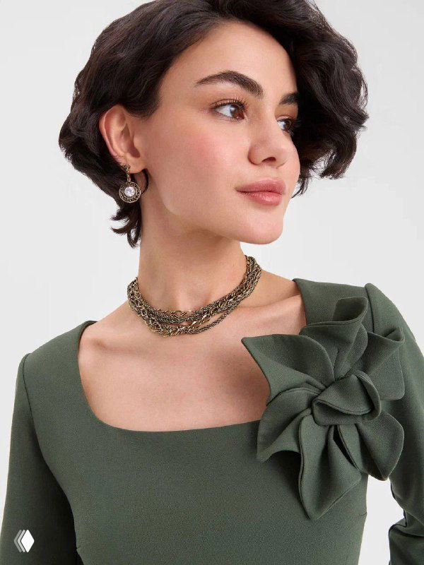 Портрет модели с короткими волосами и плотным чокером Fiore di Firenze; студийное фото каталога Rosone, подчёркнутый дизайн ожерелья и шейная линия.