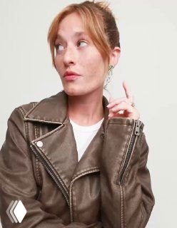 Портрет женщины в кожаной куртке, крупный план кольца из коллекции Ser Camaleonica (UNOde50); студийная рекламная фотография крупного плана.