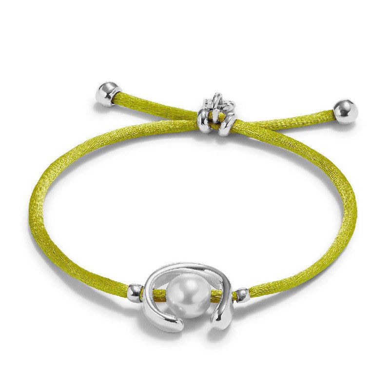 Минималистичный браслет UNOde50 с нежно‑зеленым текстильным шнуром и серебристым декором на белом фоне, товарная фотосессия каталога ROSONE.RU.