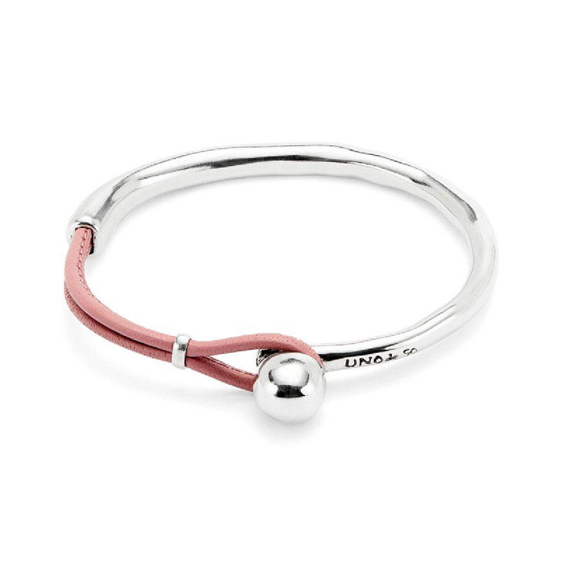 Элегантный браслет UNOde50 с минималистичной серебристой дужкой и розовым кожаным шнуром, студийное фото на нейтральном фоне для каталога.