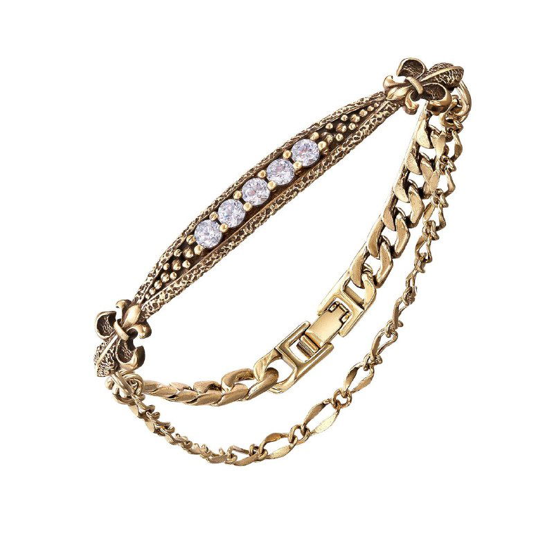 Крупный план золотого браслета из коллекции IL SPADA с белыми кристаллами в бриллиантовой огранке на белом фоне, рекламный артовый кадр.