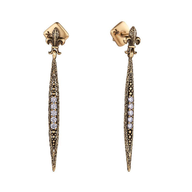 Фотография тонких золотых серьг IL SPADA с продолговатыми подвесами и инкрустацией белыми кристаллами на светлом фоне для каталога.