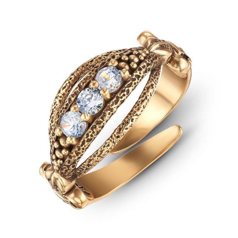Крупный план золотого кольца IL SPADA с тремя белыми кристаллами в центре и декоративной текстурой по краям, товарное фото.