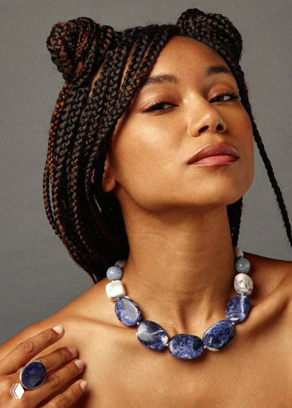 Модель демонстрирует ожерелье с крупными синими камнями коллекции Arctique от Nature Bijoux: как изделие смотрится на шее и образ в целом.