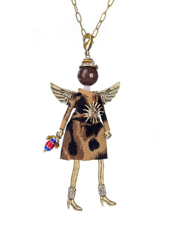 Украшение-подвеска MIAMELIE в виде куклы с золотистыми крыльями и леопардовым принтом на платье, декоративный камень-акцент на голове.