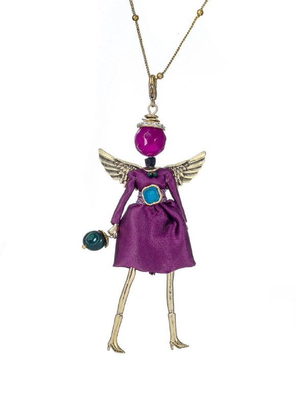 MIAMELIE подвеска-кукла в сиренево-фиолетовой гамме: крупный фиолетовый камень, шёлковое платье и миниатюрная сумочка у руки на белом фоне.