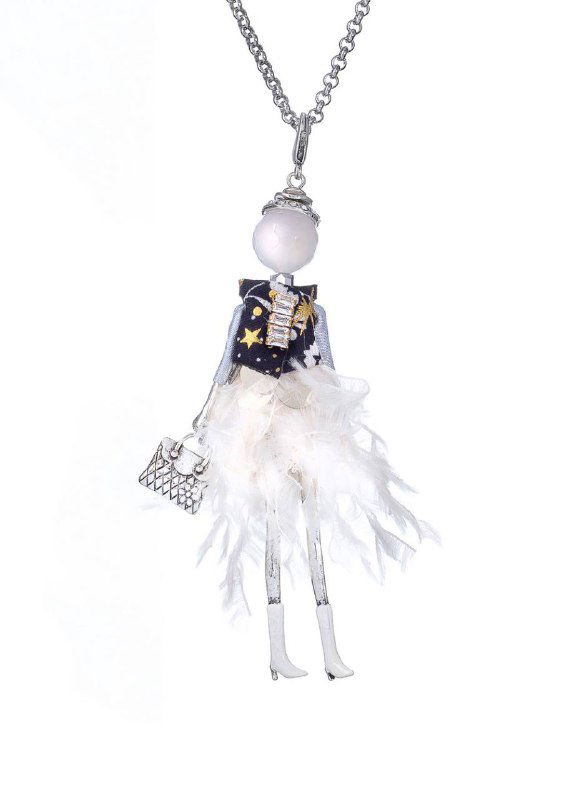 Фотография белой подвески-куклы MIAMELIE с пёрышками на платье и серебристой фурнитурой, расположена на чистом белом фоне.
