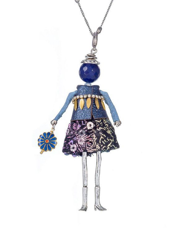 MIAMELIE подвеска-кукла с синим камнем и насыщенным принтом на юбке, держит декоративный цветочный элемент, крупный план на изделие.