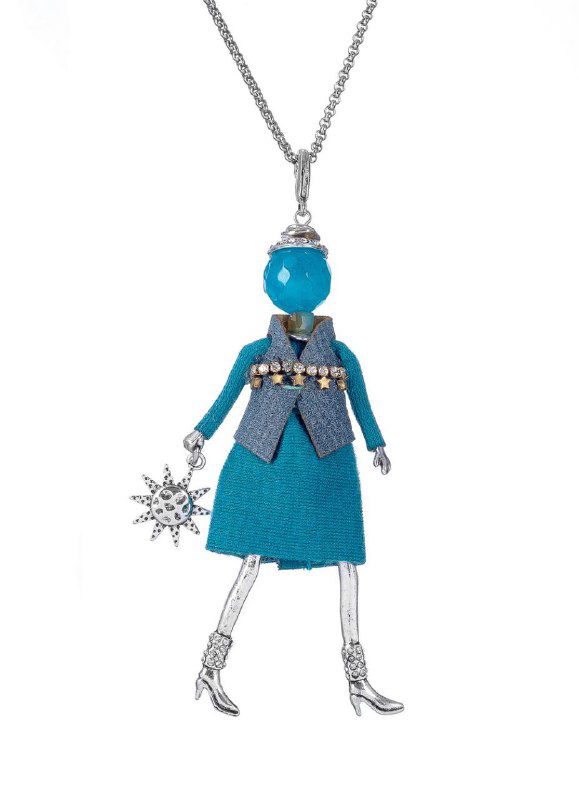 Подвеска-кукла MIAMELIE бирюзово-голубого цвета с простым платьем и украшением в руке, изображение изделия на белом фоне, вид спереди.