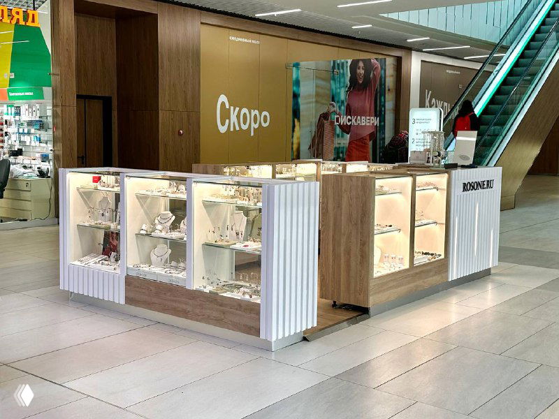 Киоск ROSONE в торговом центре: демонстрационные витрины с авторскими украшениями, коридор ТЦ и эскалатор