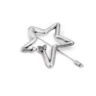 Изображение броши-звезды Ciclon, дизайн металлической звездчатой формы, товарная фотография на белом фоне для каталога.