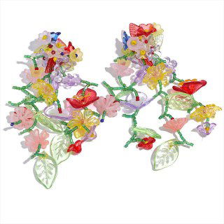 Серьги в виде цветочных композиций NO SECRET: позолоченная сталь с многоцветными вставками ювелирного стекла, воздушный летний аксессуар для праздничных образов.