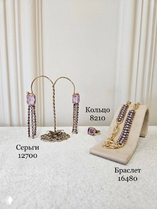 Витрина с комплектом украшений Claudio Canzian: кольцо, серьги и браслет на светлых подставках; на фото видны ценники и артикулы изделий.