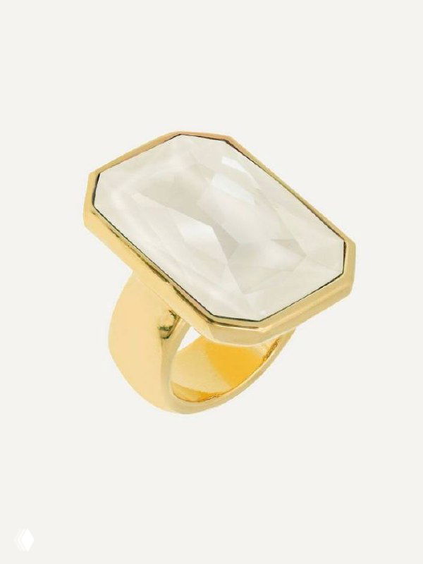 Крупный план золотого кольца VIDDA с крупным прозрачным прямоугольным камнем на светлом фоне — подчёркнута огранка и полировка