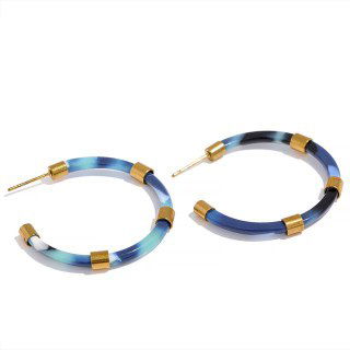 Синие металлические кольца-серьги NO SECRET с позолоченными деталями: комбинирование металла и цвета для модного летнего образа.