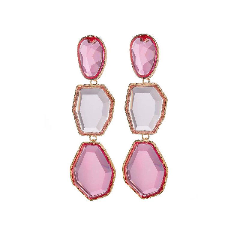 Фото длинных серёг-подвесок с крупными розовыми кристаллами и геометрическими вставками на белом фоне, товарный снимок магазина.