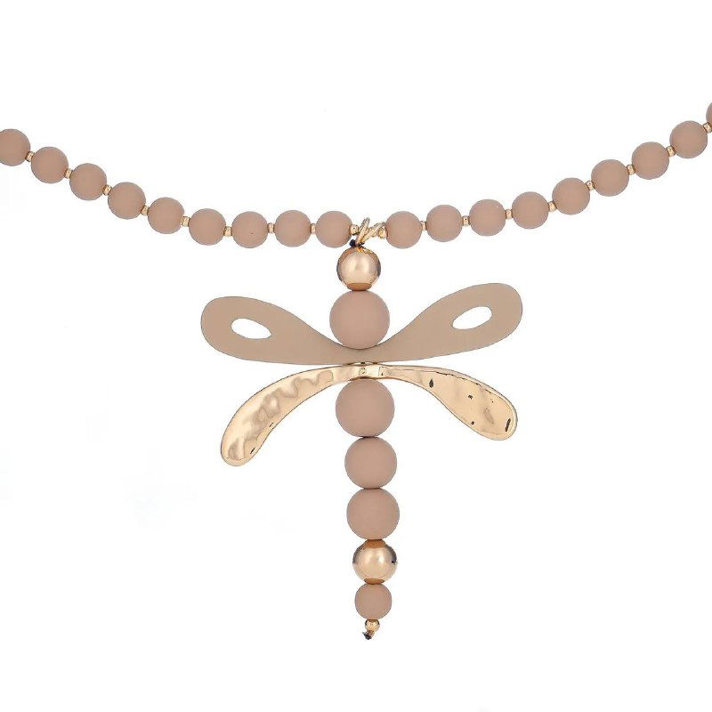 Крупный план кулона в виде стрекозы на бежевом текстильном шнуре, декоративные элементы и матовые бусины, предметная фотография.