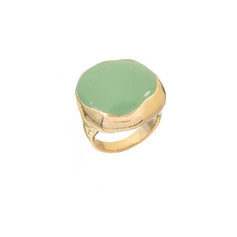 Кольцо с крупным зелёным полупрозрачным камнем в золочёной оправе, предметное фото аксессуара на белом фоне для каталога.