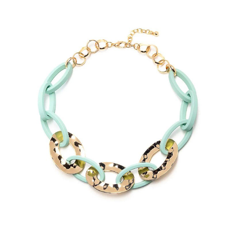 Мятный браслет или колье с крупными пластиково-металлическими звеньями в пастельных тонах, товарное изображение на белом фоне.