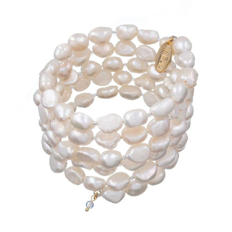Многослойный браслет Lanzerotti из крупных барочных белых жемчужин на белом фоне, видно металлическую фурнитуру и брендированную бирку.