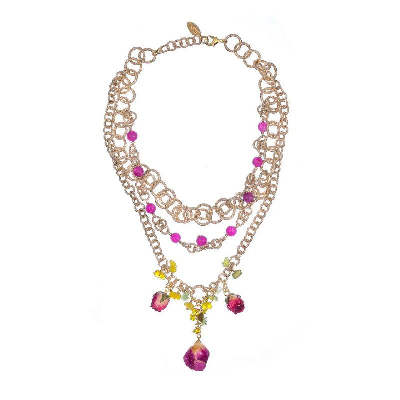 Многоярусное колье Lanzerotti с золотистыми цепочками и подвесками, розово-жёлтые акценты и стеклянные кристаллы на белом фоне.