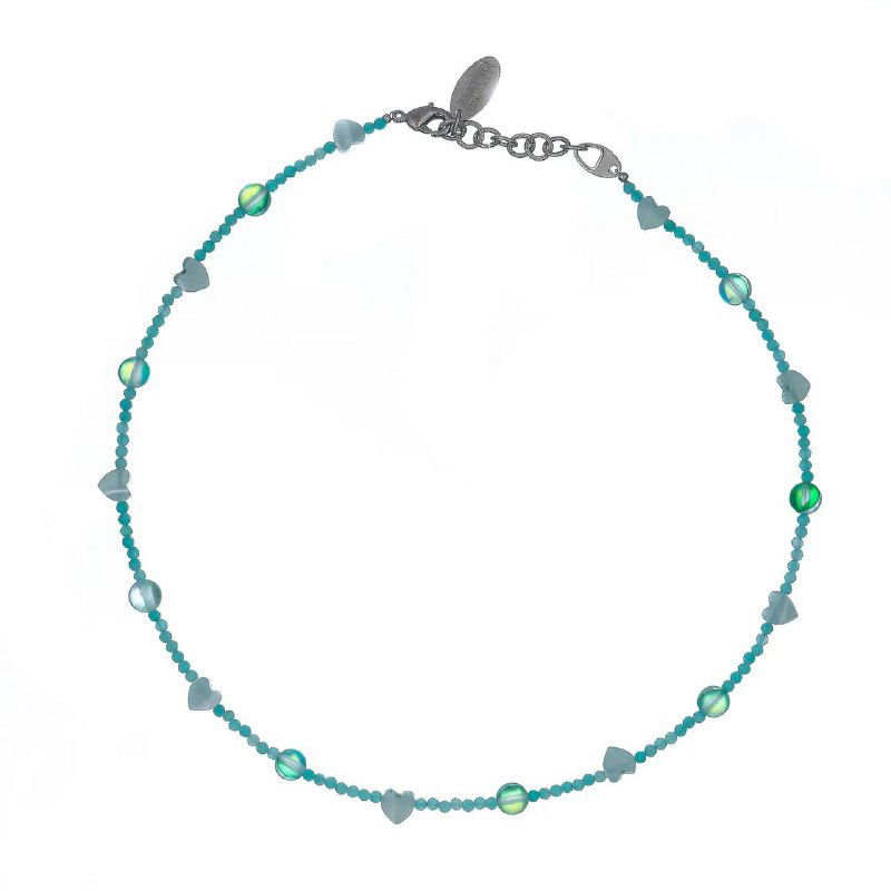 Тонкое голубо-зелёное ожерелье Lanzerotti из мелких бусин и сердечек, элегантный минималистичный дизайн, вид на белом фоне.