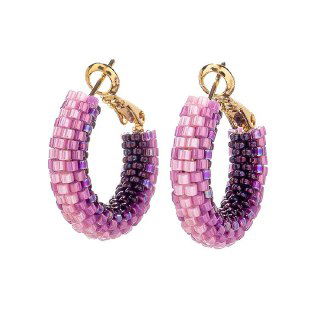 Крупные плетёные серьги Lanzerotti в розово-фиолетовой гамме из стеклянных бусин, демонстрация текстуры и объёма изделия на белом фоне.
