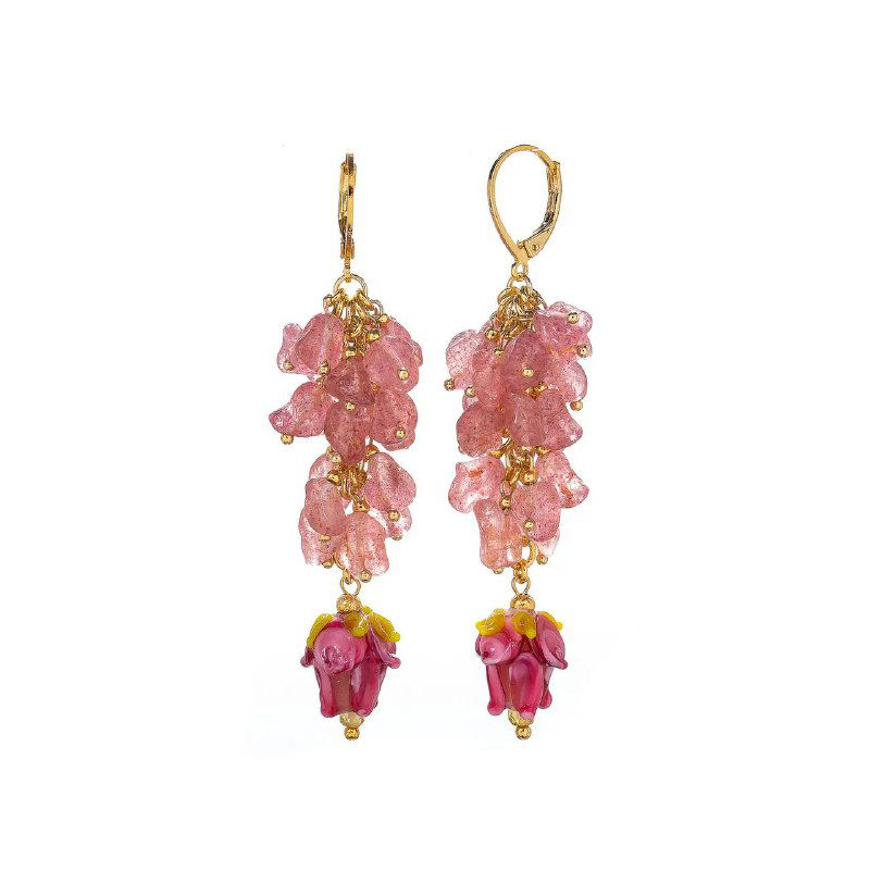 Длинные висячие серьги Lanzerotti с нежно-розовыми бусинами и цветочными элементами, лёгкий романтический дизайн на белом фоне.