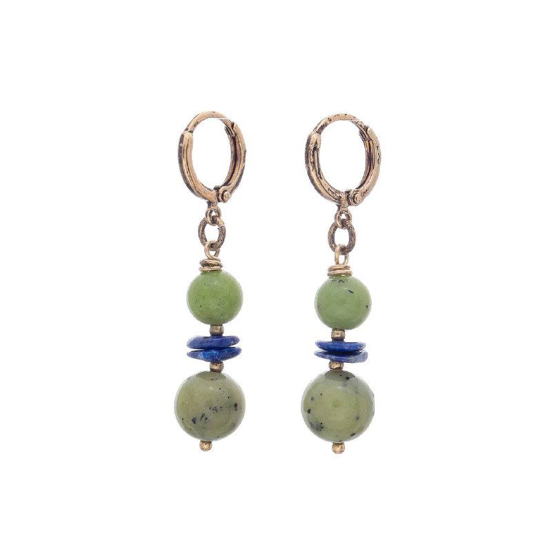 Небольшие серьги-подвески Lanzerotti с зелёными и синими шариками из полудрагоценных камней, аккуратный элегантный дизайн на белом фоне.